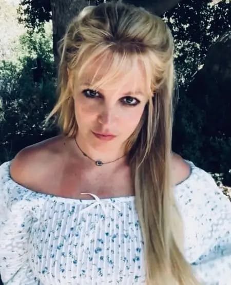 Britney Spears complains about photographers after restroom break