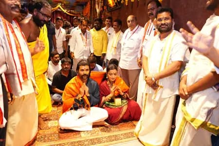 Fans Gather as Vijay Deverakonda, Rashmika Mandanna Offer Prayers at Kanak Durga